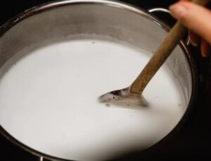 4 yaşındaki çocuk kaynar süt kazanına düştü