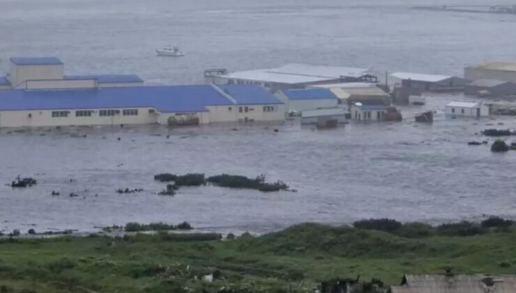 8.8’lik depremin ardından ilk tsunami dalgaları iki ülkeye ulaştı! İşte o anlar