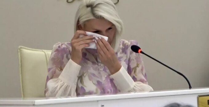 AK Parti ve MHP’nin desteğini alan Bilecik Belediye Başkanı gözyaşlarını tutamadı