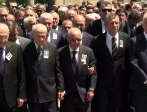 Altan Öymen’in cenazesine damga vuran görüntü