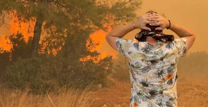Antalya’da 3 ayrı orman yangını! Alevler yerleşim yerlerine yaklaştı