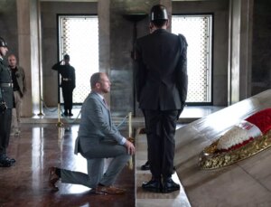 Atatürk’ün mozolesinin önünde diz çöken bakan konuştu