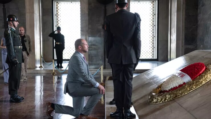 Atatürk’ün mozolesinin önünde diz çöken bakan konuştu
