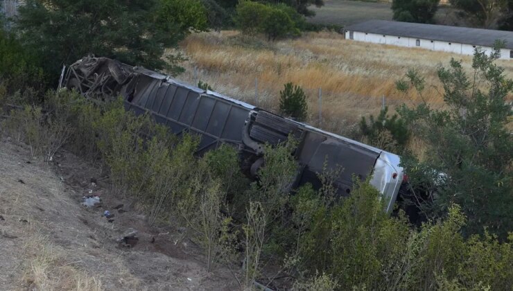 Balıkesir’de yolcu otobüsü şarampole devrildi: 27 yaralı