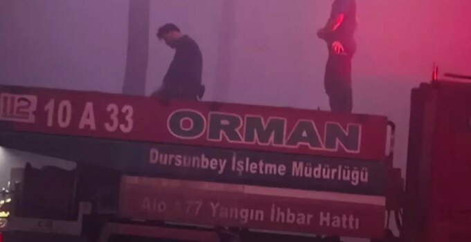 Bursa’da alevlerle mücadele eden ekipler sabah namazını aracın üzerinde kıldı