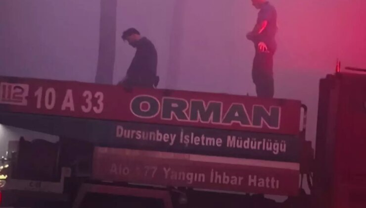 Bursa’da alevlerle mücadele eden ekipler sabah namazını aracın üzerinde kıldı