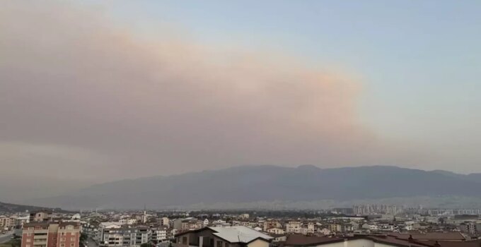 Bursa’daki orman yangınının dumanı kent semalarına ulaştı