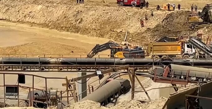 Çatalca’da kum ocağında göçük: 2 işçi balçık içinde kaldı