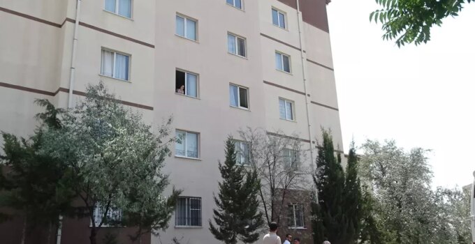 Eve ekmek getiren annesine bakarken 4’üncü kattan düştü