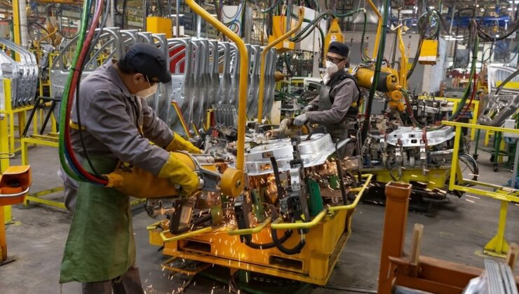 Ford Otosan 4 fabrikada üretime ara veriyor