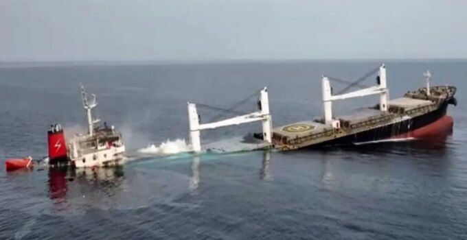 Husilerin batırdığı yük gemisinde öldüğü sanılan 10 mürettebatın sağ olduğu ortaya çıktı