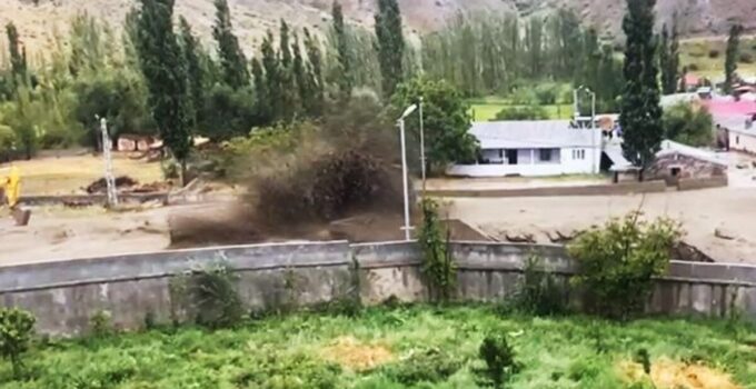 Kars’ta köyleri sel ve heyelan vurdu