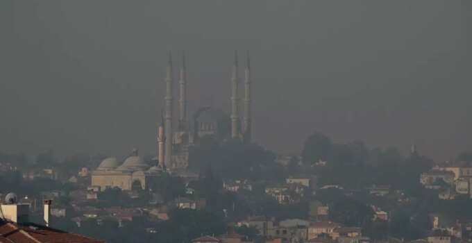 Komşumuz da alevlerle savaşıyor! Dumanlar Edirne’ye ulaştı