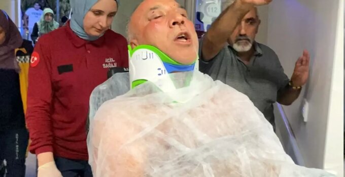 "Müziğin sesini kısın" diyen emekli polis memurunu darbedip bıçakladı