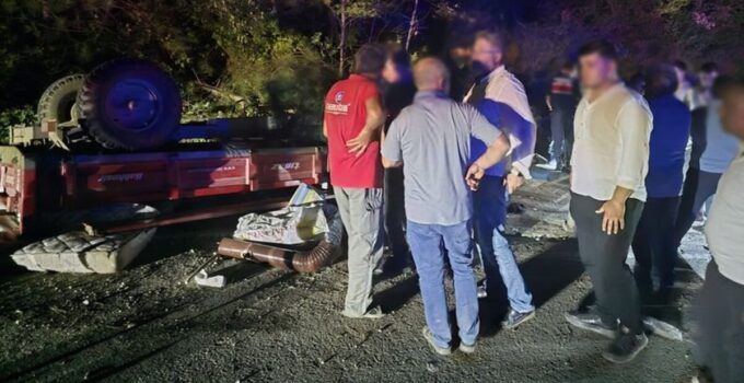 Sakarya’da traktör devrildi: 10 yaralı
