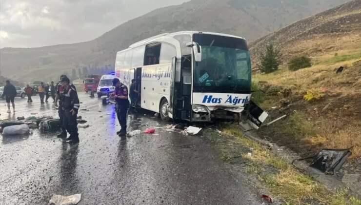 Sivas’ta yolcu otobüsü devrildi! 3 kişi öldü, 24 kişi yaralandı