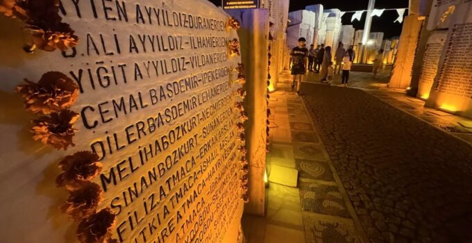 26 yıldır dinmeyen acı! Marmara Depremi’nin yıl dönümünde hayatını kaybedenler anıldı