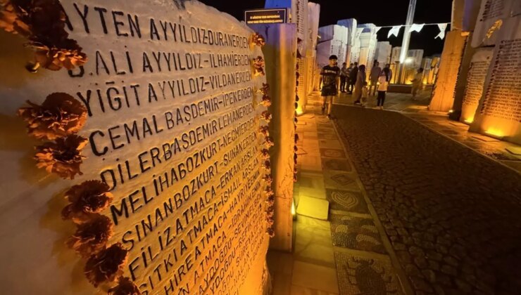 26 yıldır dinmeyen acı! Marmara Depremi’nin yıl dönümünde hayatını kaybedenler anıldı