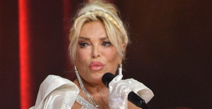 Ajda Pekkan konserinde aksilikler birbirini kovaladı
