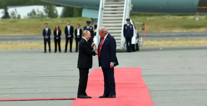 Alaska’da tarihi görüntüler! Trump ve Putin 6 yıl sonra yan yana