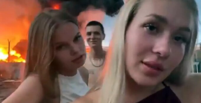 Alev topuna dönen rafinerinin önünde çektikleri video ülkeyi karıştırdı