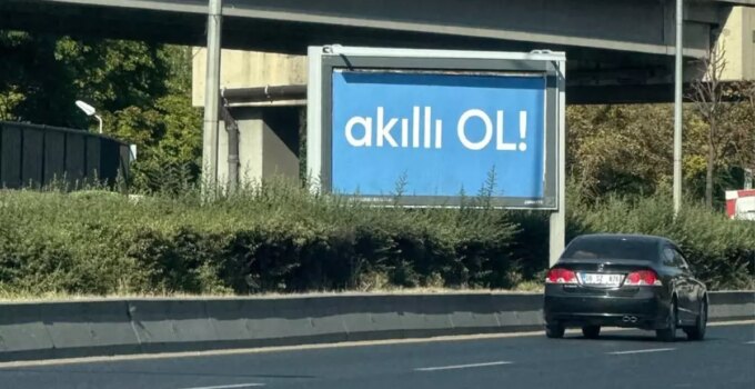 Ankara’da görülen gizemli "Akıllı ol" afişleri merak uyandırdı