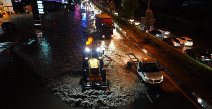 Ankara’da sağanak yağış sele neden oldu