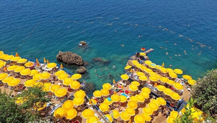Antalya'nın mavi bayraklı falez plajları 200 bini aşkın ziyaretçiyi ağırladı