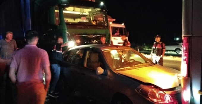 Ayvalık’ta kırmızı ışıkta kaza: 1 ölü, 2’si çocuk 3 yaralı