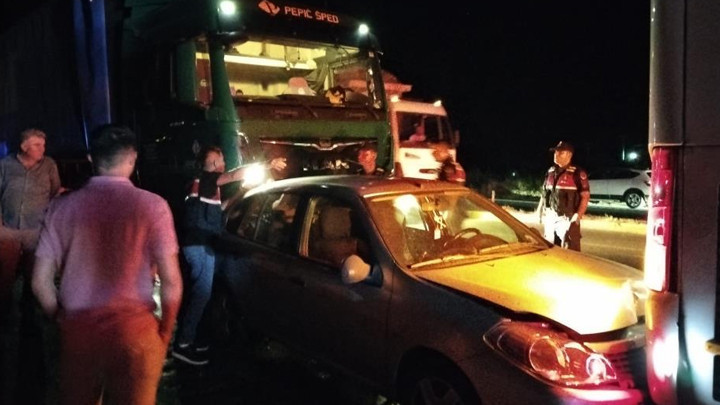 Ayvalık’ta kırmızı ışıkta kaza: 1 ölü, 2’si çocuk 3 yaralı