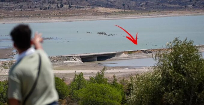Barajda su seviyesi düştü, eski İzmir-Çeşme kara yolu ortaya çıktı