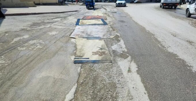Belediyenin yapmadığı yola esnaftan ilginç çözüm