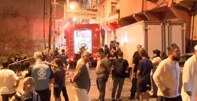 Beyoğlu’nda yangın çıkan dairedeki tüp patladı, mahalle halkı sokağa döküldü