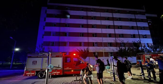 Bursa’da erkek öğrenci yurdunda yangın