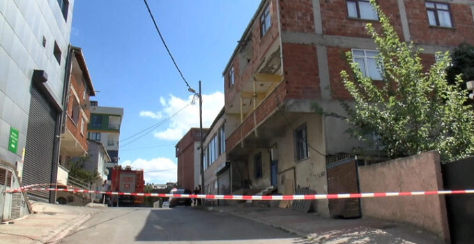Bursa’daki 3.3’lük deprem sonrası Sultanbeyli’de 3 katlı bina çökme riski nedeniyle boşaltıldı