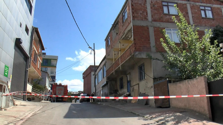 Bursa’daki 3.3’lük deprem sonrası Sultanbeyli’de 3 katlı bina çökme riski nedeniyle boşaltıldı