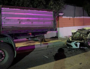 Büyükçekmece’de otomobil park halindeki TIR’a çarptı: 1 ölü, 4 yaralı