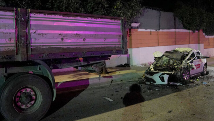 Büyükçekmece’de otomobil park halindeki TIR’a çarptı: 1 ölü, 4 yaralı