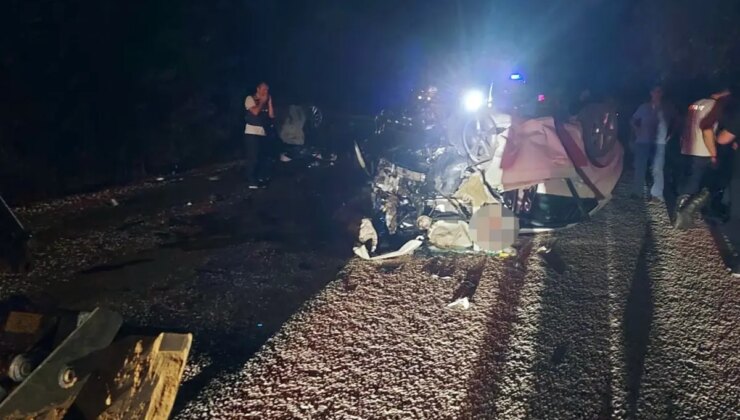 Çanakkale’de iki otomobil kafa kafaya çarpıştı: 6 kişi hayatını kaybetti