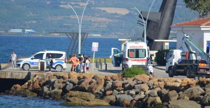 Çanakkale’de iskeleden düşen genç boğulma tehlikesi geçirdi