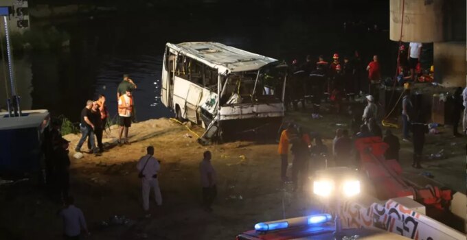 Cezayir’de otobüs dere yatağına uçtu, 18 kişi boğularak can verdi! Ulusal yas ilan edildi