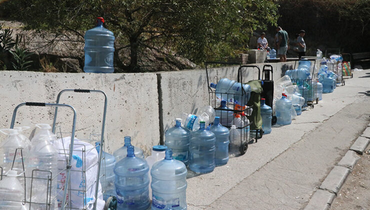 Çiğli’de çeşmede kuyruğu oluştu: Bir çaresini bulmaları lazım