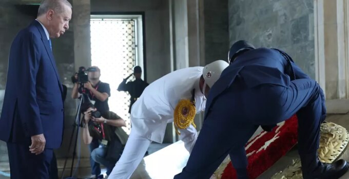 Cumhurbaşkanı Erdoğan, YAŞ üyeleriyle Anıtkabir’i ziyaret etti