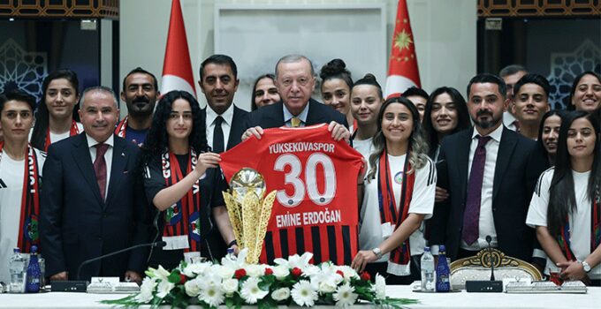 Cumhurbaşkanı Erdoğan, Yüksekovaspor Kadın Futbol Takımı’nı kabul etti