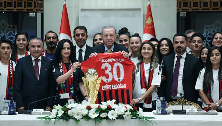 Cumhurbaşkanı Erdoğan, Yüksekovaspor Kadın Futbol Takımı’nı kabul etti