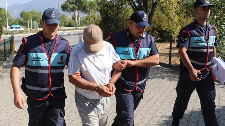 Devriye gezen Jandarma ekipleri fark etti! Turistleri gizlice çeken şüpheliye gözaltı