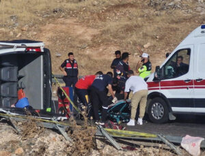 Diyarbakır’da feci kaza! Minibüs devrildi: 1 ölü, 3’ü ağır 16 yaralı