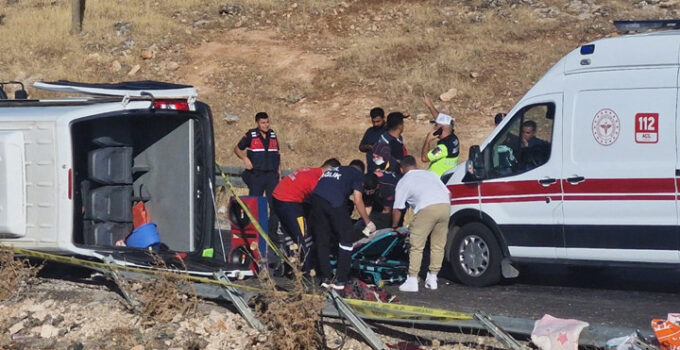 Diyarbakır’da feci kaza! Minibüs devrildi: 1 ölü, 3’ü ağır 16 yaralı