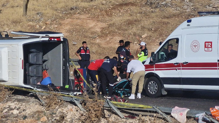 Diyarbakır’da feci kaza! Minibüs devrildi: 1 ölü, 3’ü ağır 16 yaralı