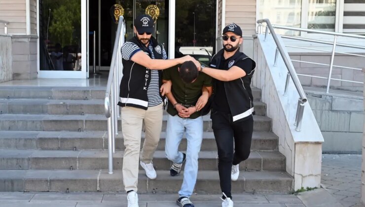 Doktorların bilgilerini ele geçirip kutu kutu ilaç yazmış